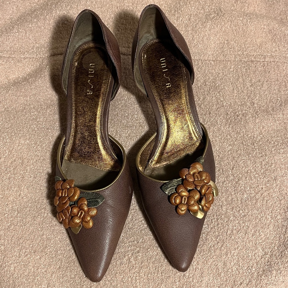 UNISA - VIKY - Brown Kitten heels with leather floral bouquet - Size 9